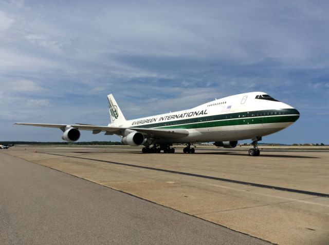 Boeing 747-200 (N485EV)