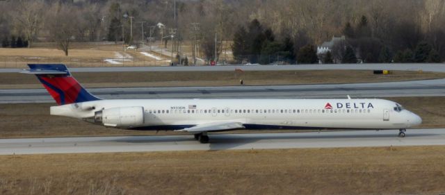 McDonnell Douglas MD-90 (N933DN)