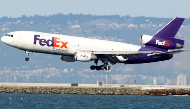 McDonnell Douglas DC-10 (N306FE) - Landing 28-L  (This aircraft and crew were victim of an attempted hijacking, Flying as "Express 705" on April 07, 1994,(KMEM-KSJC) Though Flight crew were serverly injured, all survived)