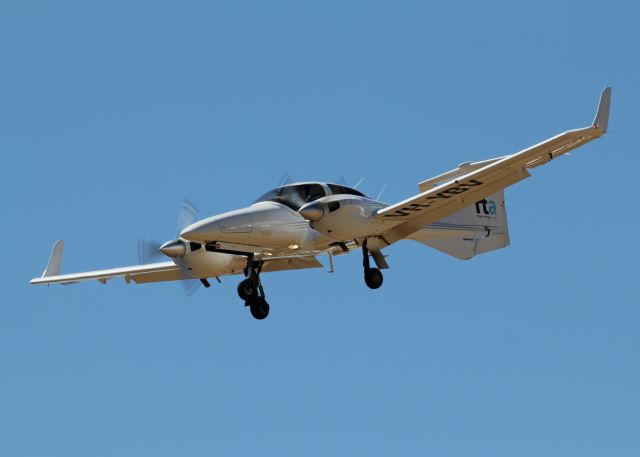 Diamond Twin Star (VH-YBV) - FLIGHT TRAINING ADELAIDE - DIAMOND DA-42 TWIN STAR - REG VH-YBV (CN 42.209) - PARAFIELD ADELAIDE SA. AUSTRALIA - YPPF (25/11/2014)