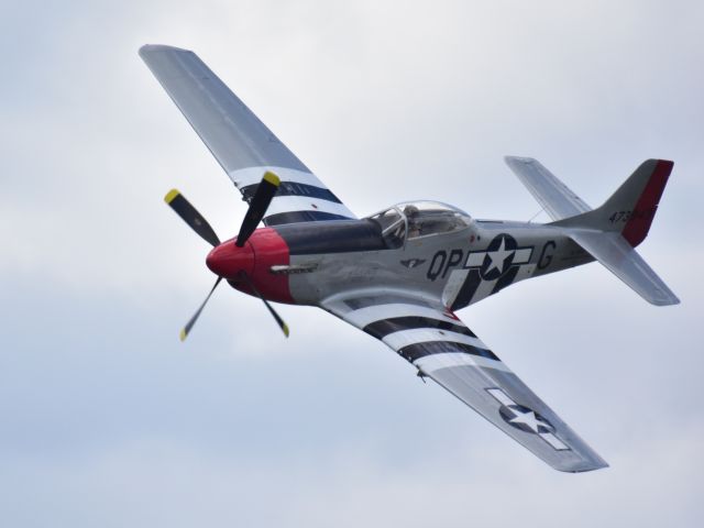 North American P-51 Mustang (N10601) - Photo op maneuver at WWII airshow