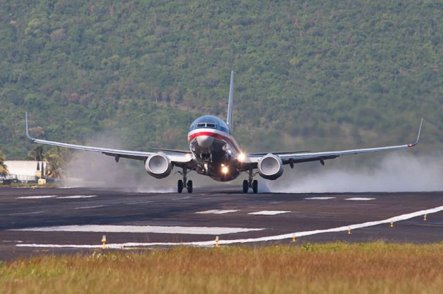 Boeing 737-800 (N866NN)