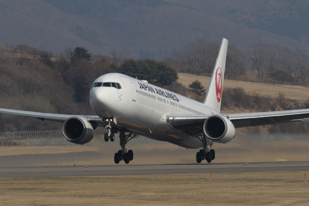 BOEING 767-300 (JA655J) - 31 March 2016: HKD-HND.