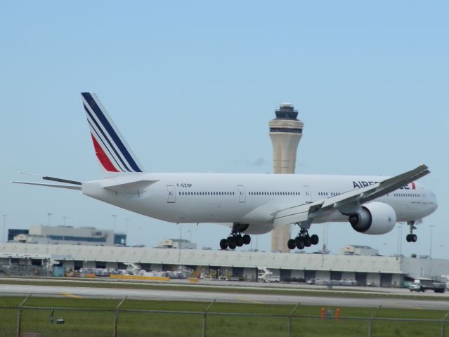 BOEING 777-300ER (F-GZNP)