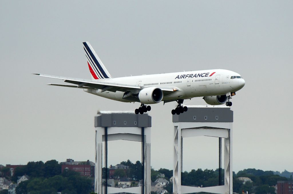 Boeing 777-200 (F-GSPI) - AFR 334 on short final to 15R