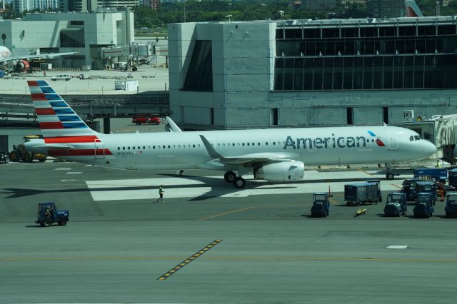 Airbus A321 (N136AN)