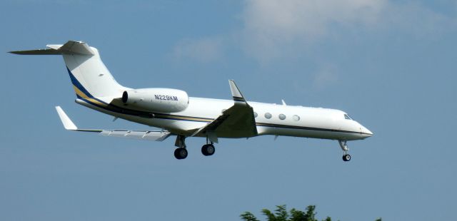 Gulfstream Aerospace Gulfstream V (N229KM) - On short final is this 1996 Gulfstream V in the Summer of 2022.