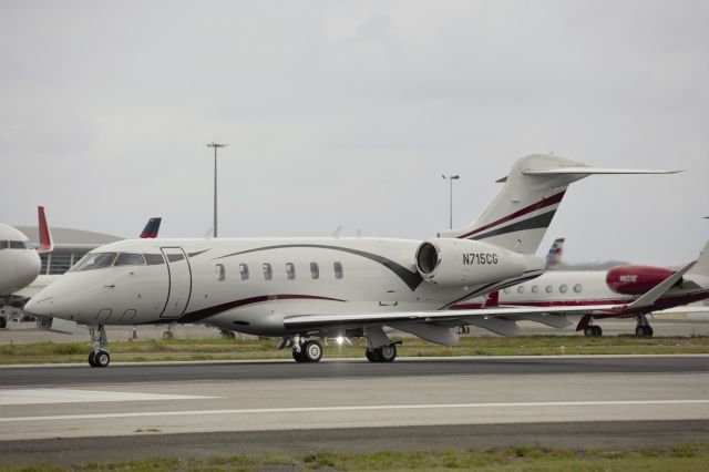 Canadair Challenger 350 (N715CG)