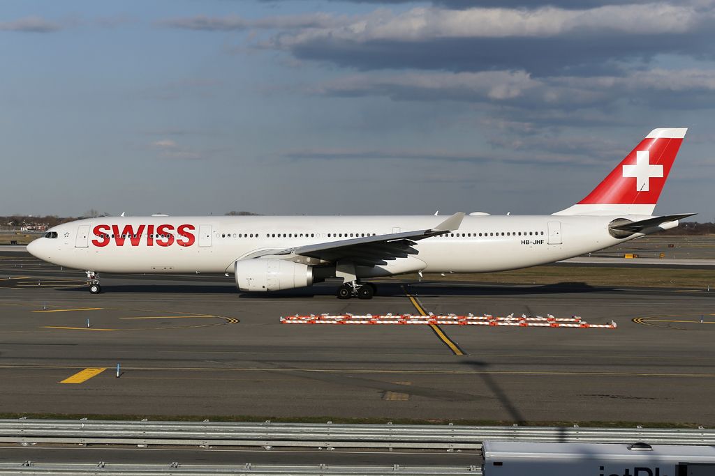 Airbus A330-300 (HB-JHF) - SWR17 off to Zurich.