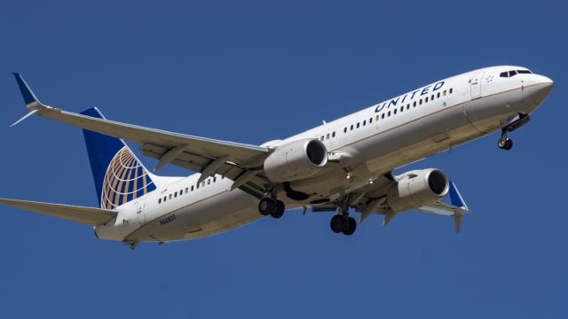 Boeing 737-900 (N66831) - On final for 16L