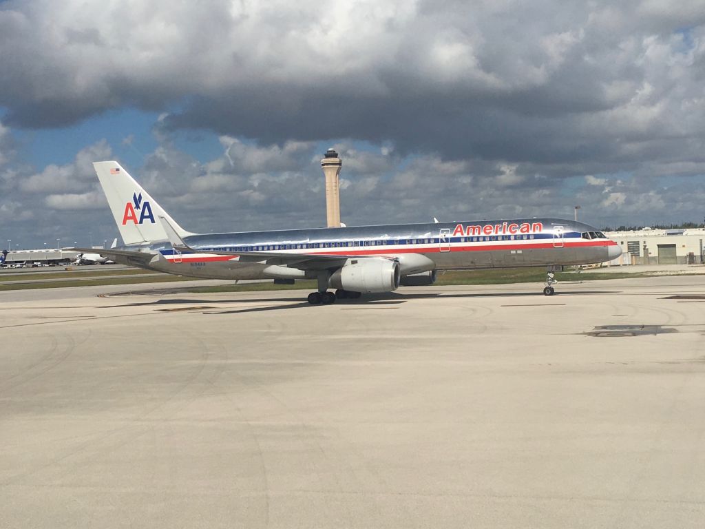 Boeing 757-200 (N194AA) - Landed in MIA Intl.