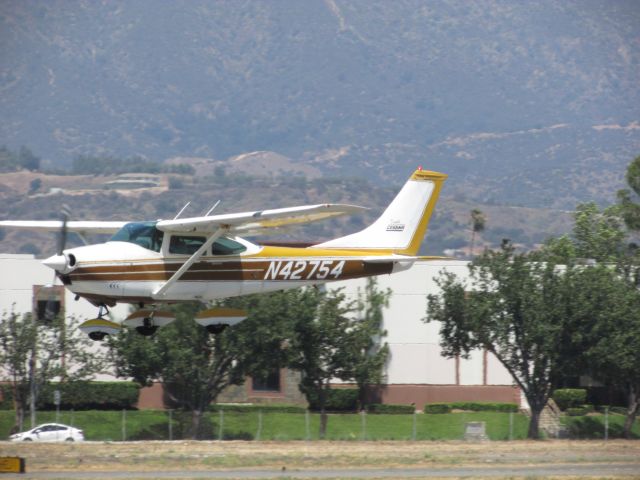 Cessna Skylane (N42754) - Taking off RWY 26L