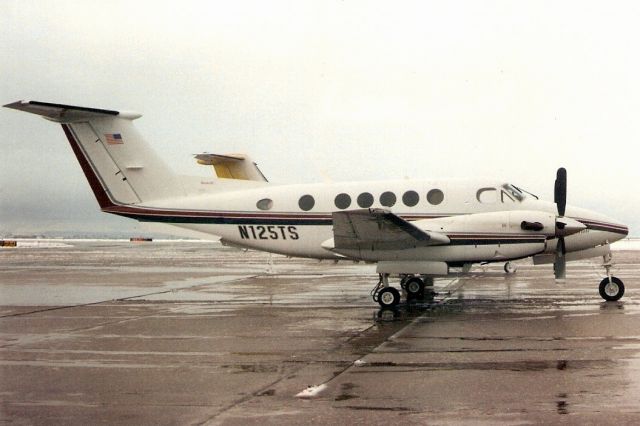 Beechcraft Super King Air 200 (N125TS) - Seen here in Apr-95.  Reregistered N125TE 13-Jun-09.