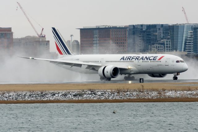 Boeing 787-9 Dreamliner (F-HRBB) - F-HRBB landing on wet runway 4L after landing at Boston Logan