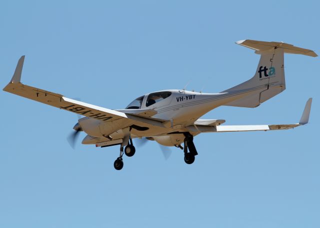 Diamond Twin Star (VH-YBT) - FLIGHT TRAINING ADELAIDE - DIAMOND DA-42 TWIN STAR - REG VH-YBT (CN 42.207) - PARAFIELD ADELAIDE SA. AUSTRALIA - YPPF (25/11/2014)