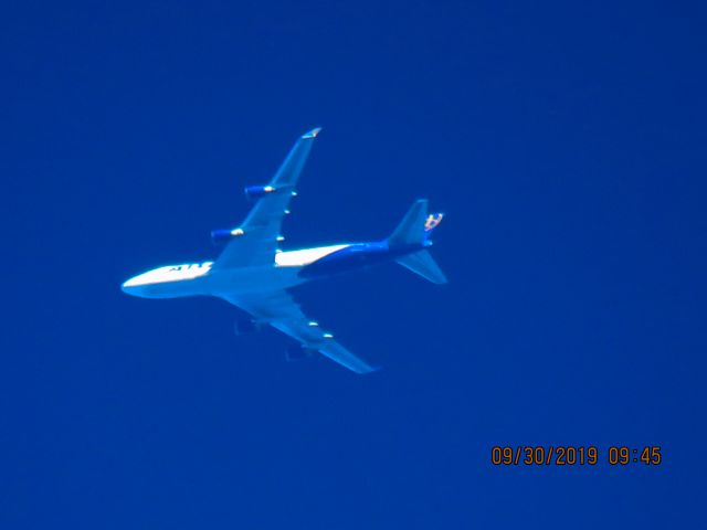 Boeing 747-400 (N418MC)