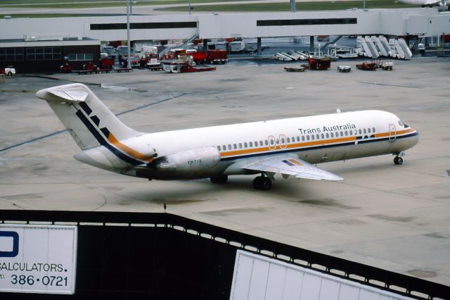 BOEING 737-400 (VH-TJS) - TRANS AUSTRALIA AIRLINES - McDONNELL DOUGLAS DC-9-31 - REG : VH-TJS (CN 47550/623) - TULLAMARINE MELBOURNE VIC. AUSTRALIA - YMML (15/5/1987)
