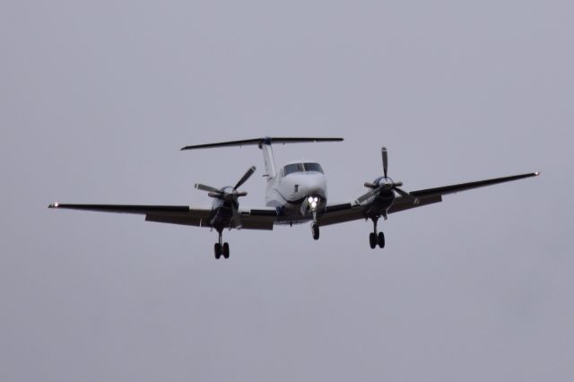 Beechcraft Super King Air 200 (N400SL) - Gear down, flaps down, lined up for 10R at KBOI