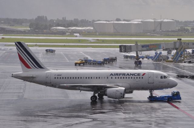 Airbus A319 (F-GRHF) - Airbus A319 On Amsterdam Schiphol Airport in The Nederlands. It was a rainy day.
