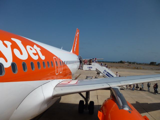 Airbus A319 (G-EZDA) - Boarding G-EZDA Murcia (MJV)