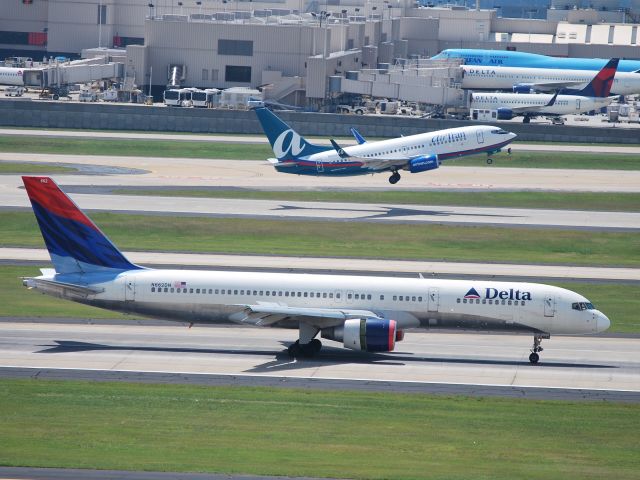Boeing 757-200 (N662DN) - Arriving runway 26R - 8/22/09