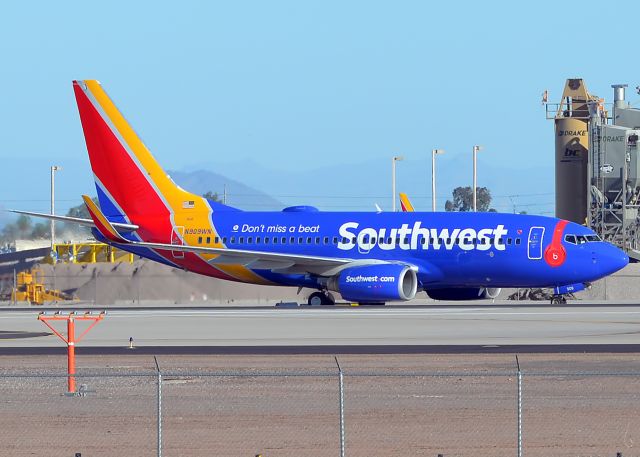 Boeing 737-700 (N909WN)