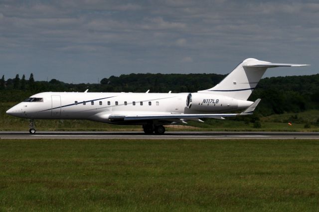 Bombardier Global 5000 (N117LB) - Departing rwy 26 on 1-Jul-19 heading for LFPB.