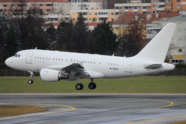 Airbus A318 (M-HHHH)