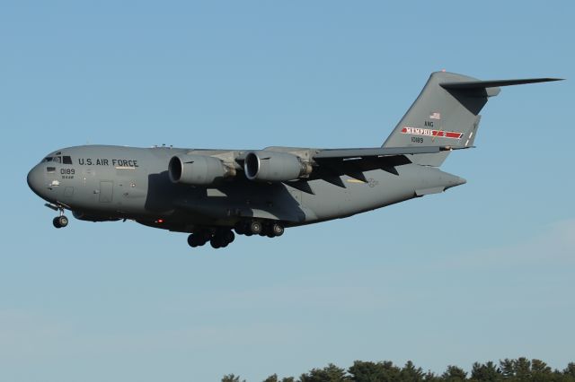 Boeing Globemaster III (01-0189) - "Reach 844 heavy" from the Memphis ANG on final to runway 34.