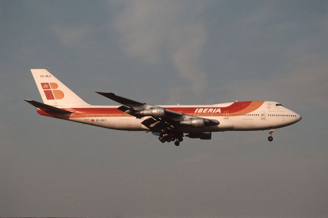 Boeing 747-200 (EC-DLC) - Final Approach to Narita Intl Airport Rwy16 on 1987/05/04