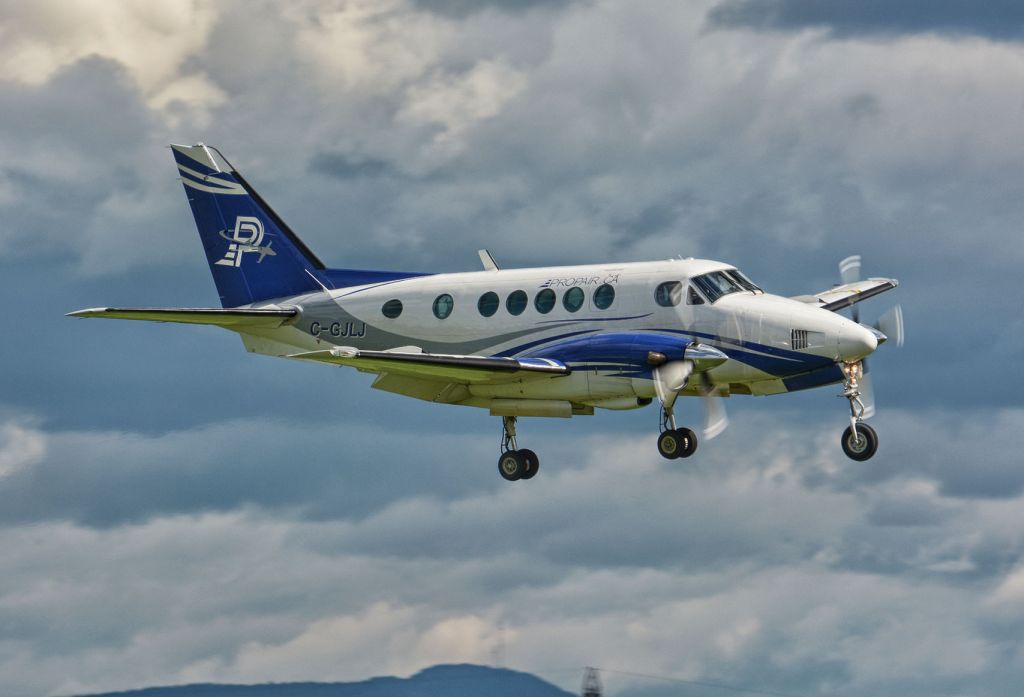 Beechcraft King Air 100 (C-GJLJ) - On final to 24R in CYHU, 30-08-2020