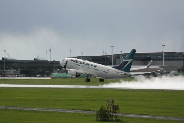 Boeing 737-700 (C-GSWY)