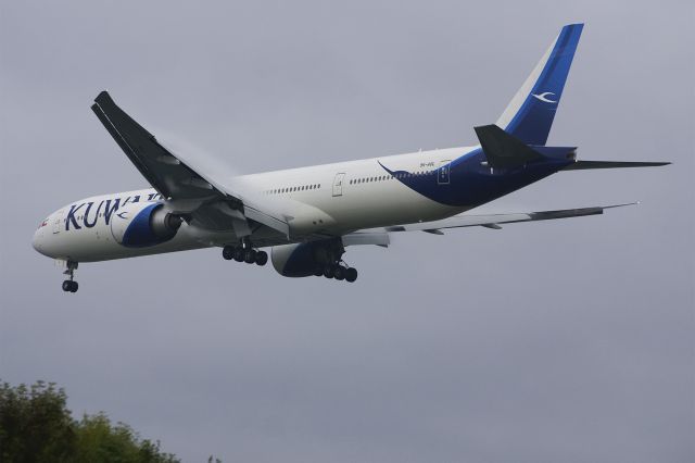 BOEING 777-300 (9K-AOL) - Boeing 777-369ER, Kuwait Airways, 9K-AOL, 14.Oct.2022, EGLL London Heathrow, Waye Ave Park