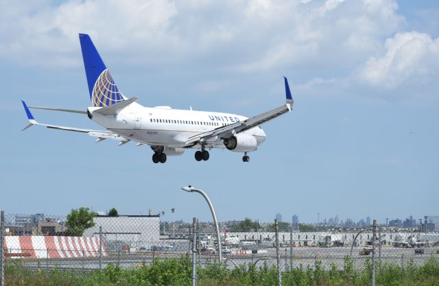 Boeing 737-700 (N16709) - United 737-724 with split scimitar winglets on short final into KLGA. Pic taken from Planeview Park with a Nikon D7200.