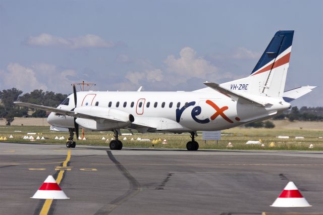Saab 340 (VH-ZRE) - Regional Express Airlines (VH-ZRE) Saab 340B taxiing at Wagga Wagga Airport.
