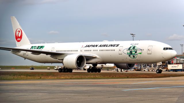 BOEING 777-300 (JA734J) - In rolling Terminal 1.br /Livery "SKY ECO"