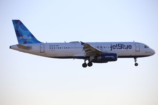 Airbus A320 (N637JB)