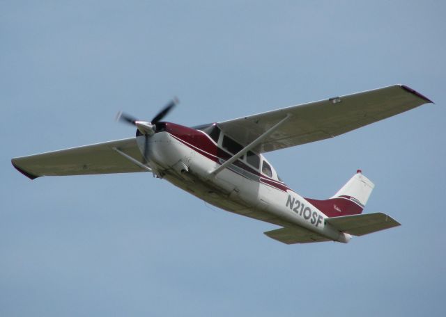 Cessna Centurion (N210SF) - Off of runway 32 at the Shreveport Downtown airport.