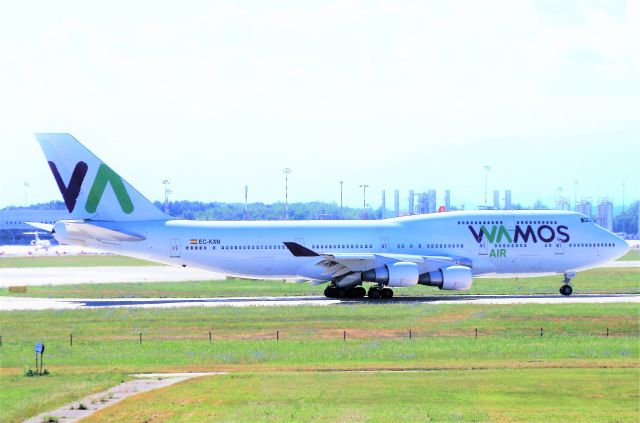 Boeing 747-400 (EC-KXN)