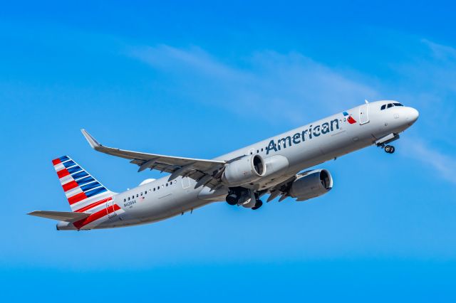 Airbus A321neo (N428AA) - An American Airlines A321 neo taking off from PHX on 3/4/23. Taken with a Canon R7 and Canon EF 100-400 L II lens.