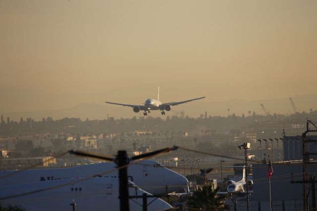 BOEING 777-200LR (B-18771)