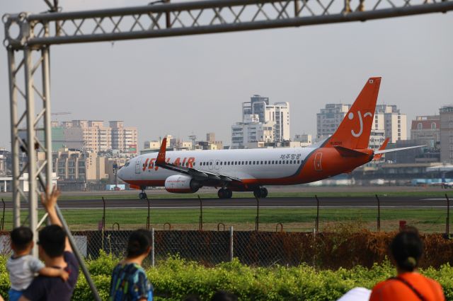 Boeing 737-700 (HL8296)