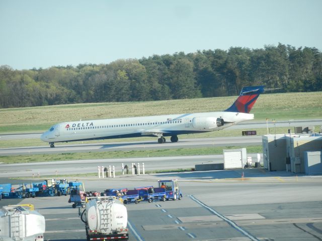 McDonnell Douglas MD-90 (N925DN) - Delta Maddog! N925DN, A Delta McDonnell Douglas MD-90-30, Taxies To The Runway For Takeoff. Delta Is The Sole Operator Of The McDonnell Douglas MD-90, N925DN, And All The Other Delta MD-90s, Are Very Lucky To Still Be Flying, But Unfourtently, They Wont Be Flying For Long... The MD-90s Will Be Retired Alongside With The MD-80s, The Final Delta Maddogs Are Scheudled To Be Retired In 2020 And Replaced By Airbus A321-200s And Boeing B737-900ERs