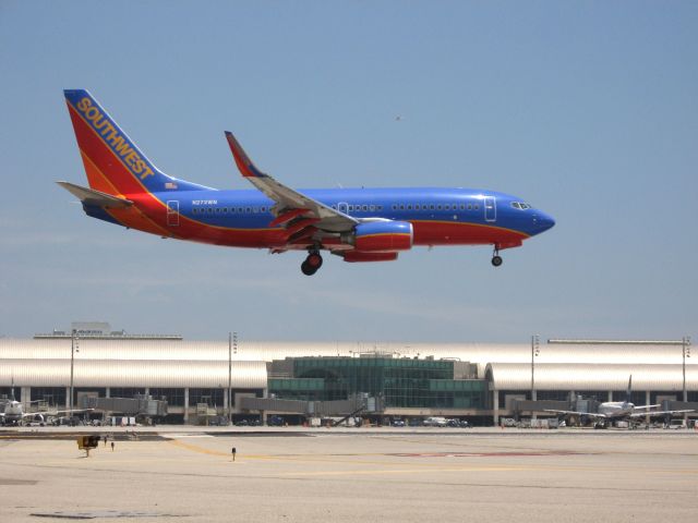 Boeing 737-700 (N272WN) - Landing on RWY 19R