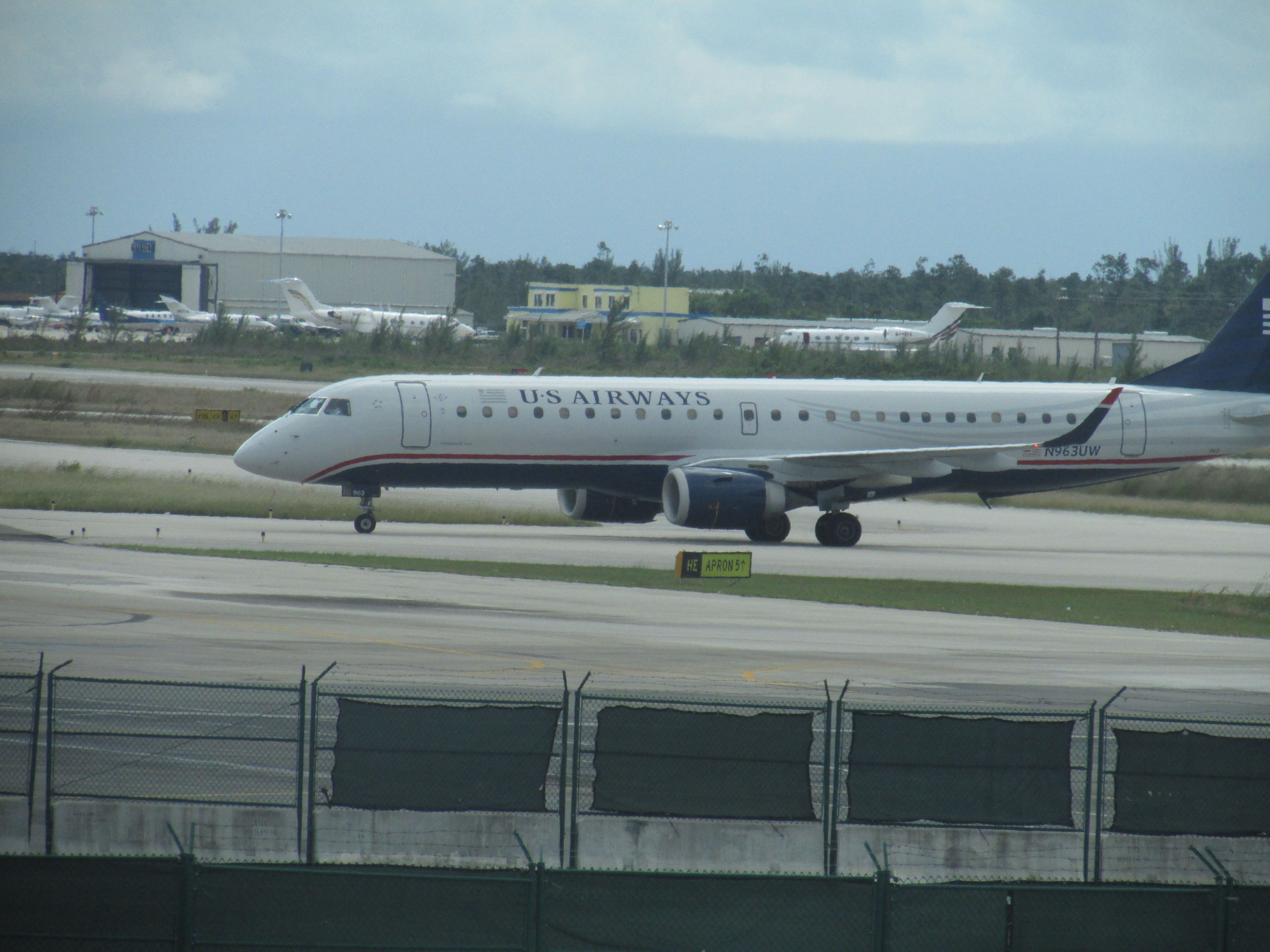 Embraer ERJ-190 (N963UW) - Taxiing to gate