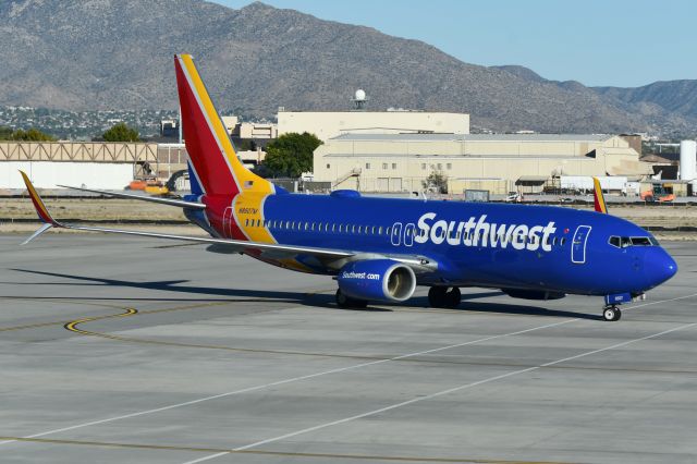 Boeing 737-800 (N8607M)