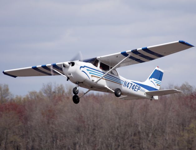 Cessna 152 (N474EP) - Take off runway 26.