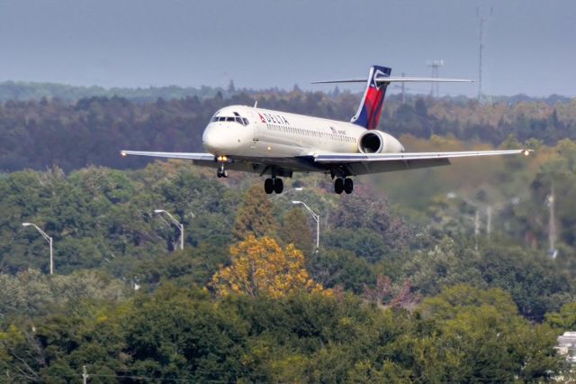 Boeing 717-200 (N959AT) - Short Final. Delta flight 2280 inbound from KLGA for a landing on 19R at KTPA. 11/23/2014 @ 11:56 EST. Nikon 1 V3 and 1 Nikkor 70-300VR.