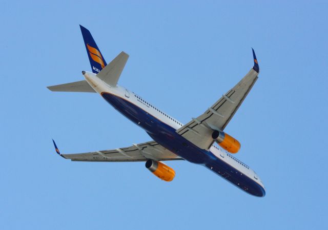 Boeing 757-200 (TF-ISR) - Icelandair 757 departs from SeaTac to Reykjavik