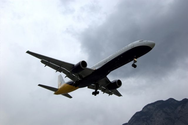 Boeing 757-200 (G-MONK) - Landing on Runway 08